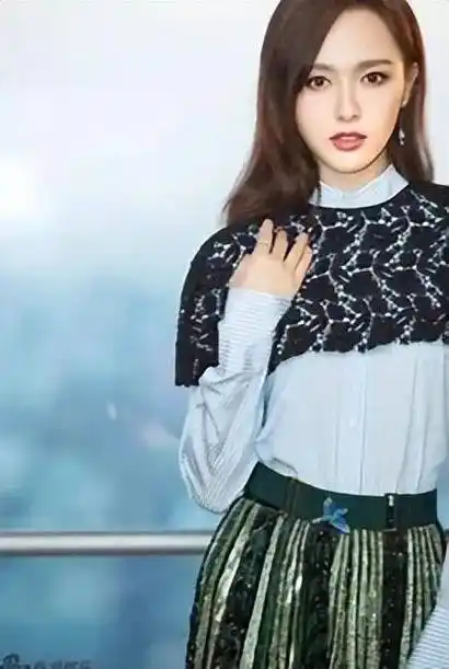 当86斤唐嫣撞上104斤柳岩, 同样的"裂缝裙", 果然还是黑色显瘦_魅力