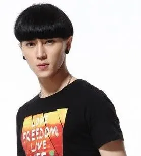 男生帅气蘑菇头短发发型 变潮很简单