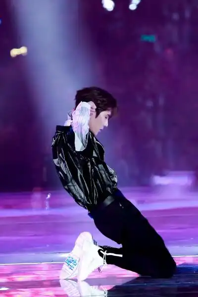 191128 腾讯星光大赏舞蹈 @uniq-王一博 cr:logo