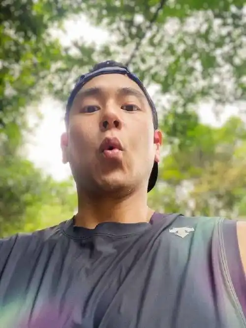 彭于晏晒自拍为粉丝超话庆生 角度清奇卖萌十分可爱_背心_棒球帽_运动