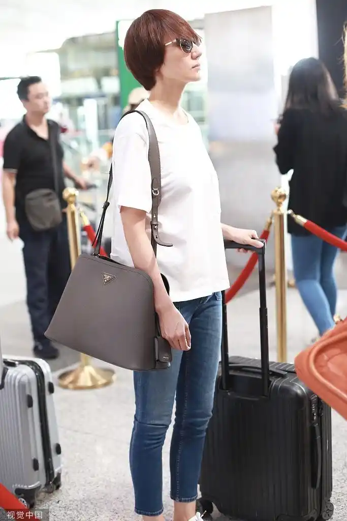 袁泉素颜亮相清爽靓丽 墨镜遮面气场十足似"唐晶"回归