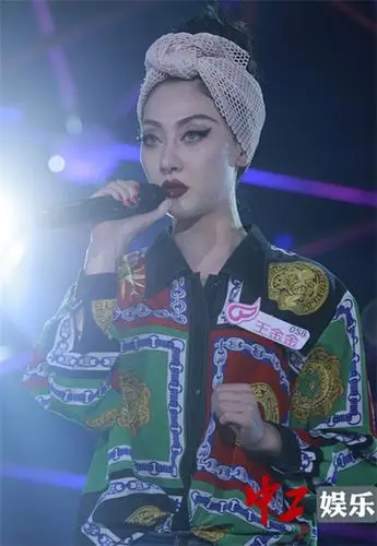 人气女王王金金妆容独特表演惊艳 晋级超女百强