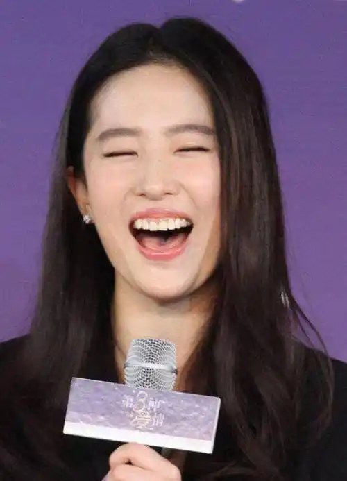 烤瓷牙统治半个娱乐圈,这些明星牙齿有缺陷却坚决不整,太难得_刘亦菲