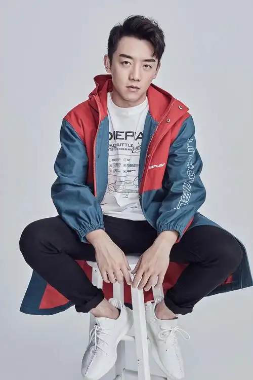 郑恺化身冬日潮男酷帅不羁chic感十足