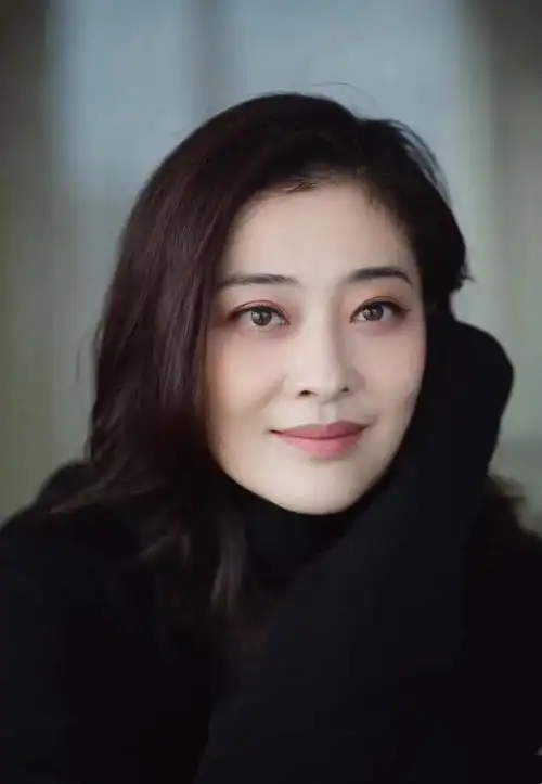 女人到了中年怎么穿不妨看看44岁梅婷简单黑白灰依旧赶时髦