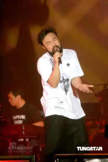 深情演唱新浪娱乐讯 陈奕迅日前在香港举办了一场小型演唱会,以大胡子