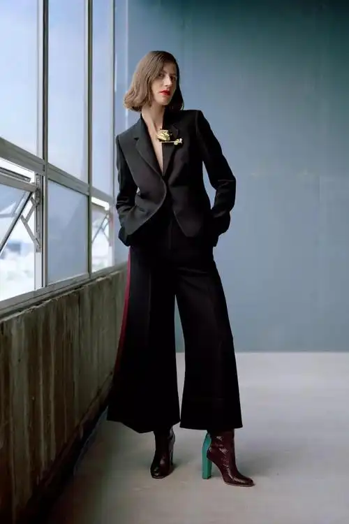 穿黑西装的女人真的很高级