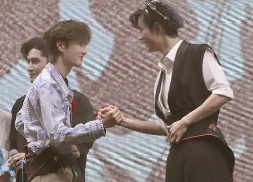 王一博肖战演唱会相互打气,可看向对方的眼神,莫名读懂了啥