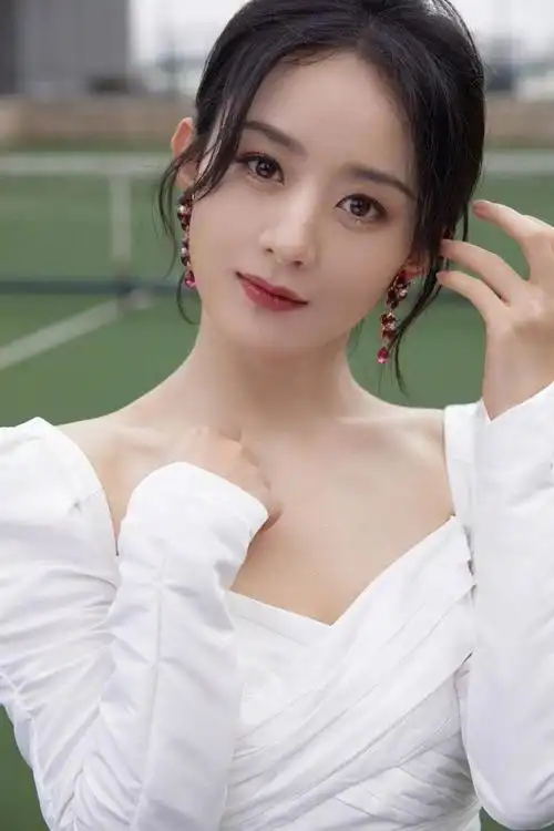 照片中,赵丽颖身穿白色长裙,头戴红色丝带,纯净又清新.