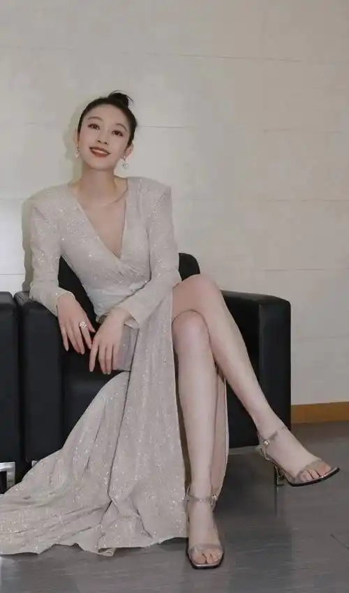 张俪:性感火辣,腰窄臀翘大长腿"中国第一长腿机车女神"_人生_性格