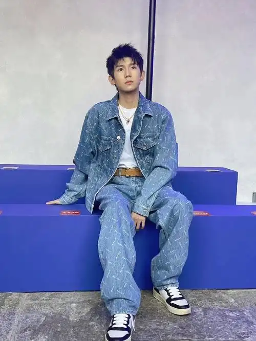 王源|作为全球品牌代言人亮相米兰时装周bally秀场,身穿蓝色印花牛仔