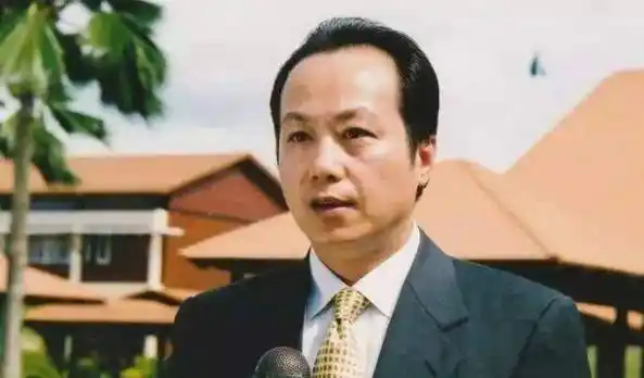 央视最牛播音员罗京,17分钟口播12页临时稿件,直接一战封神