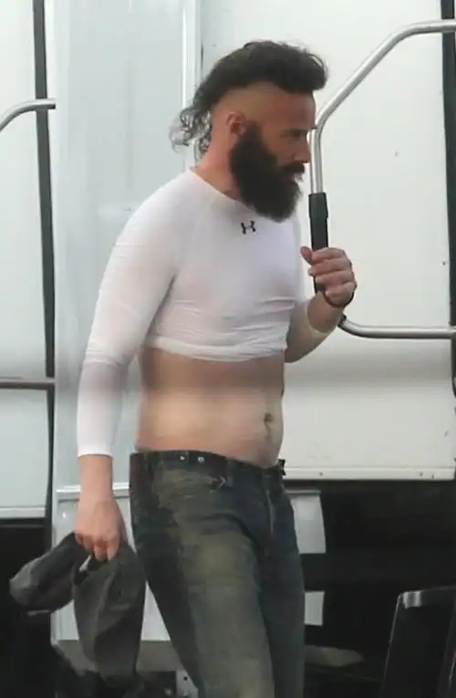 基努里维斯最新造型,穿紧身衣露出大肚子,太辣眼睛!