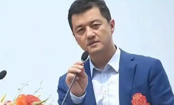 李亚鹏妻子首晒与继女亲密合照李嫣近照颜值飙升嘴唇修复完美