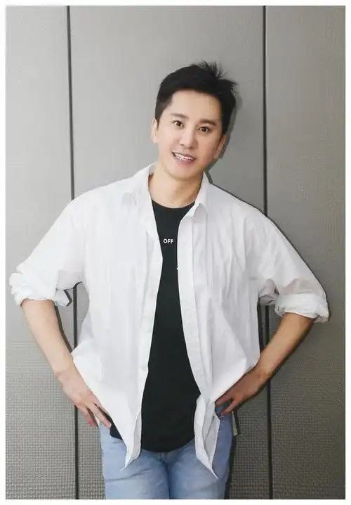 51岁歌手毛宁晒近照,与年轻时几乎没区别,长期坚持锻炼超自律