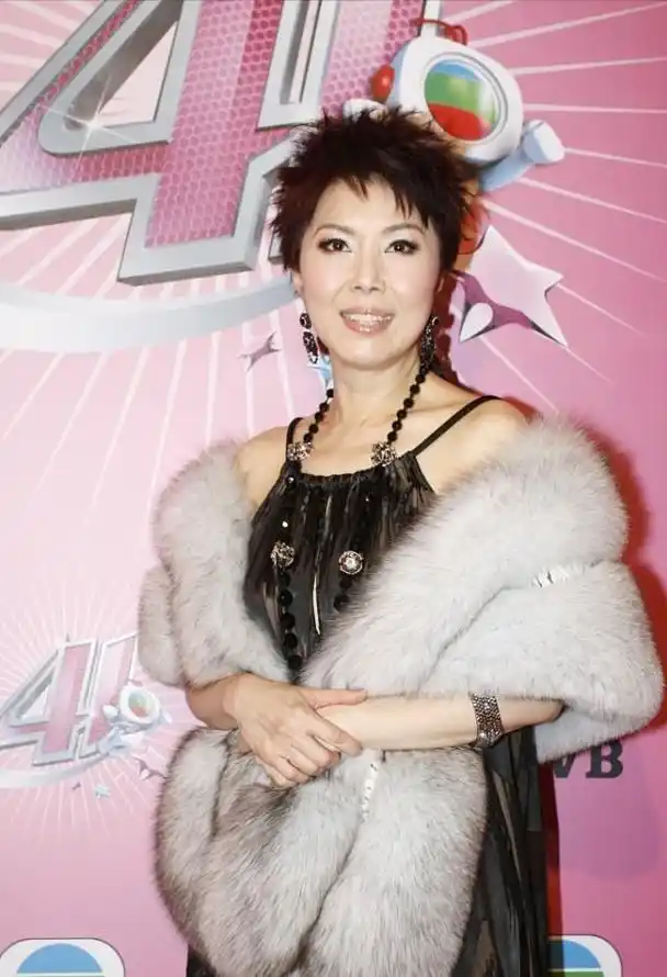 关菊英真是tvb实力演员,穿裙子爱配皮草披肩,富贵感藏不住了