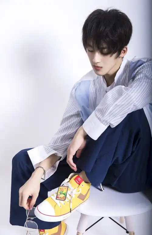 何洛洛蓝色衬衣帅气图片