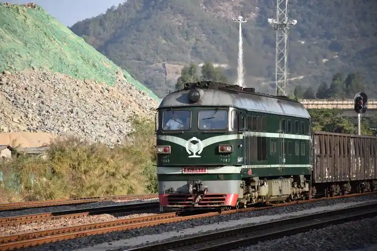 p> b>东风4b型内燃机车 /b>(df4b)是 a target="_blank" href="/item