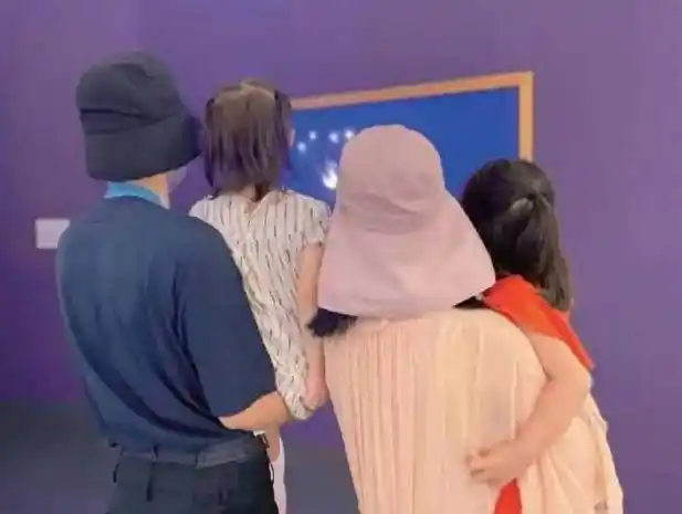 狗仔先是在停车场拍到张杰和助理乘车离开,估计是有工作行程,而谢娜则