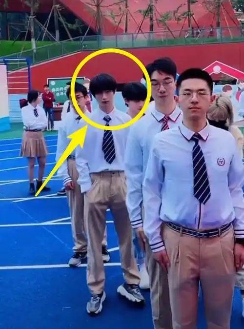 首先在学校的直播镜头下可以看到,在画面中,丁程鑫穿着重庆中学的校服