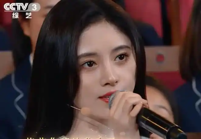 有一种"卸妆水"叫央视镜头!鞠婧祎正脸被放大10倍后,皮肤状态太真实了