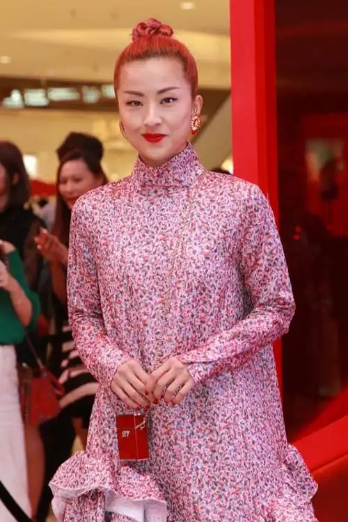 陈奕迅老婆徐濠萦穿的这裙子很好看,可整体打扮有些奇怪,不太美