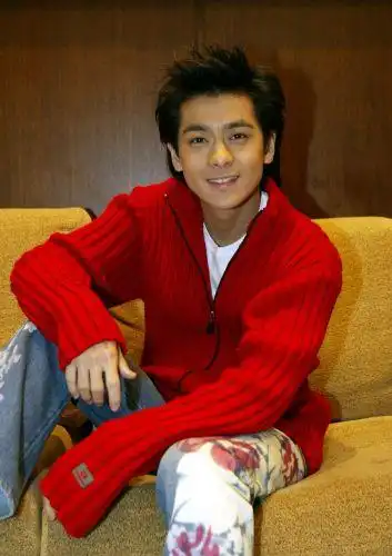 图文众艺人出席春酒宴林志颖穿一身红出席5