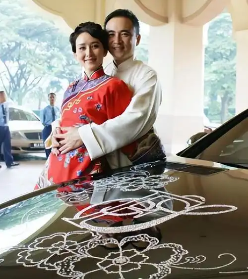 婚纱手工所制,价值百万,头纱镶50万钻石,手上佩戴近百万的超大钻戒,仅