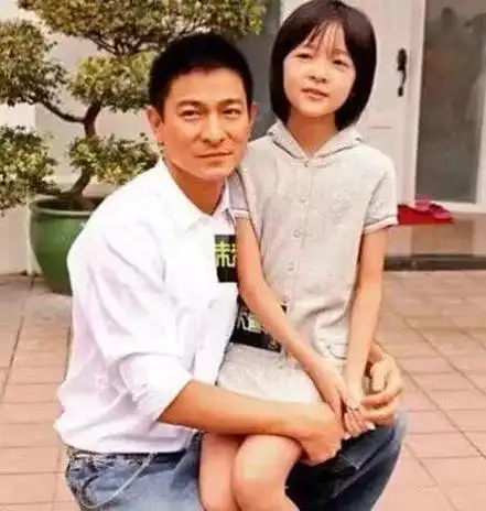 刘德华6岁女儿被曝光,穿着低调简单,跟华仔一模一样