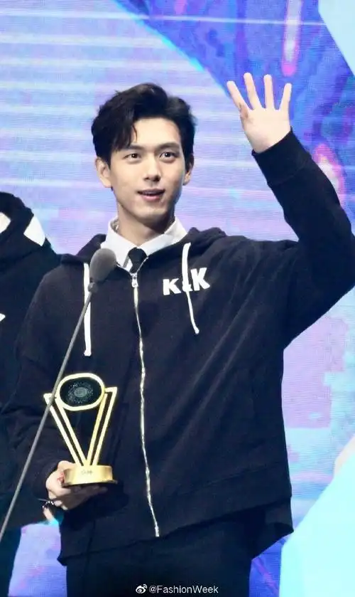 李现穿上kk战服#韩商言又回来啦! 来自fashionweek - 微博