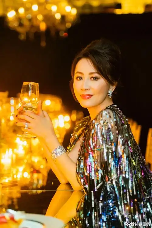 56岁刘嘉玲近照曝光,高贵优雅时尚性感,尽显女王气场|刘嘉玲|气场|女