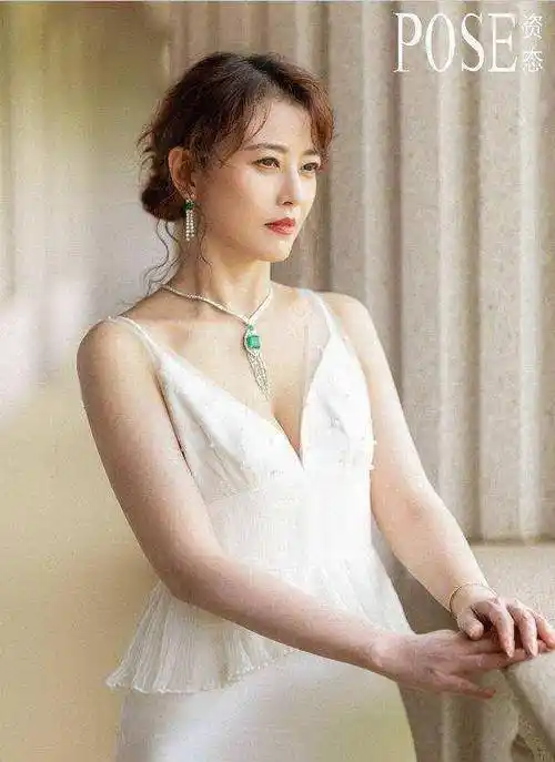 53岁周海媚近照曝光,颜值气质犹存却至今单身未育,视爱犬如儿女_生活