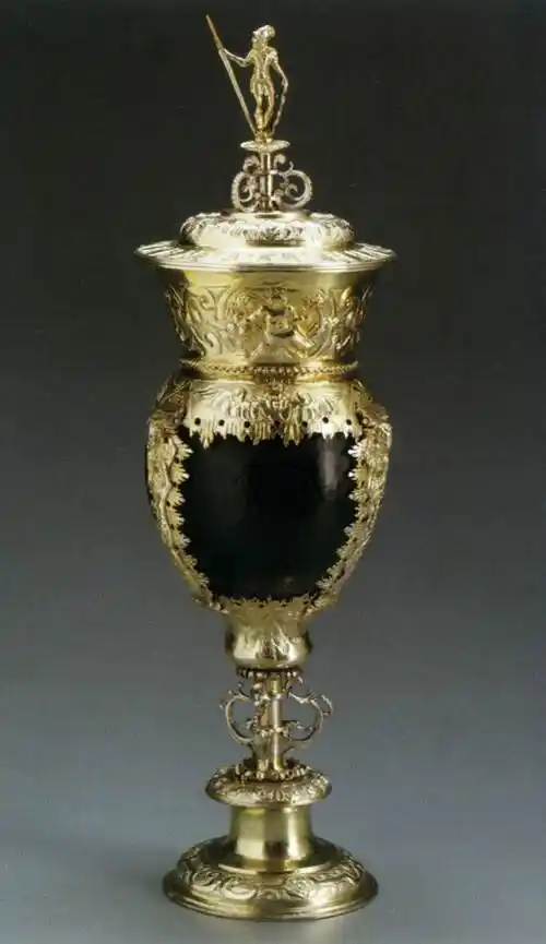 高40厘米的,国立博物馆,阿姆斯特丹该杯子上的铭文表明,这件作品是