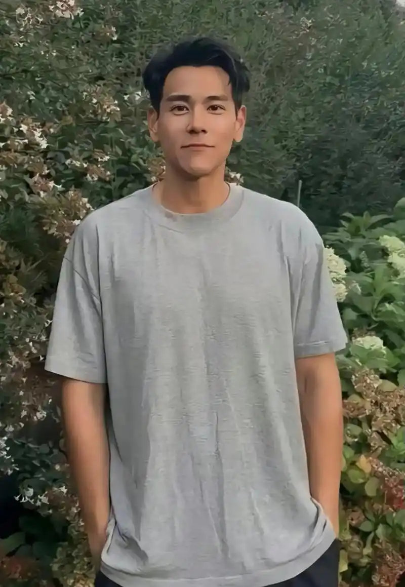 今天天气不错   发三张自拍照看看 #彭于晏 #腹肌 #健身 - 抖音