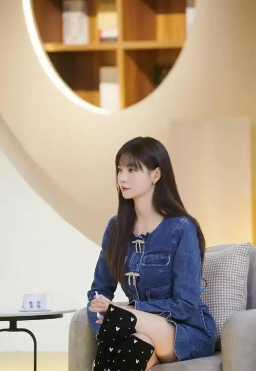 沈梦辰又剪空气刘海了,穿一身牛仔裙录节目,乖巧又甜美!