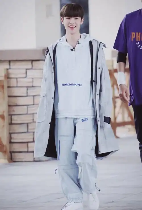 黄明昊身高180cm是认真的穿白色套装亮相像150cm