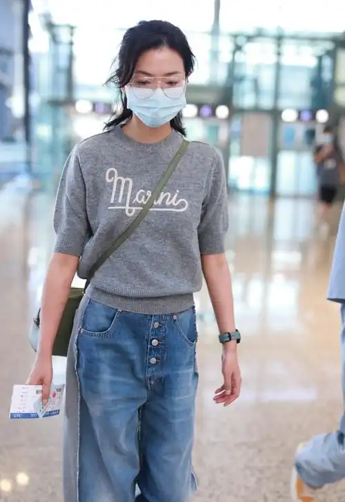 素颜的万茜也太有魅力了,简约的日常装也有个性,质朴且清纯