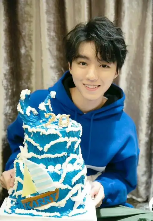 王俊凯20岁生日父母不在身边,但爸爸用特殊方式表达了对他的爱