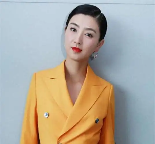 说到斓曦,我脑海里立马就浮现出那部红遍大江南北的古装宫廷大戏