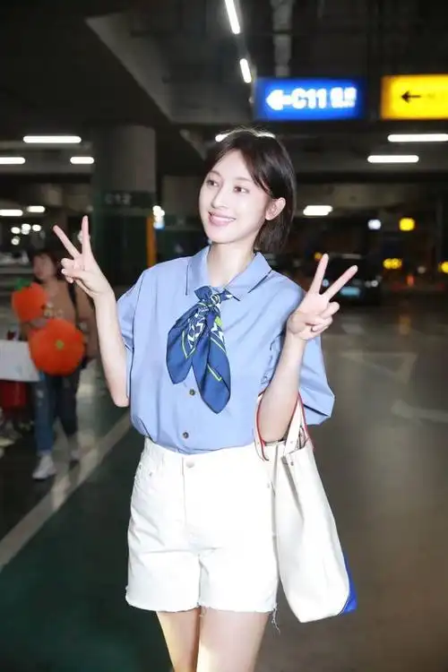 张俪18岁减龄穿搭秀长腿 深夜粉丝接机比耶心情好