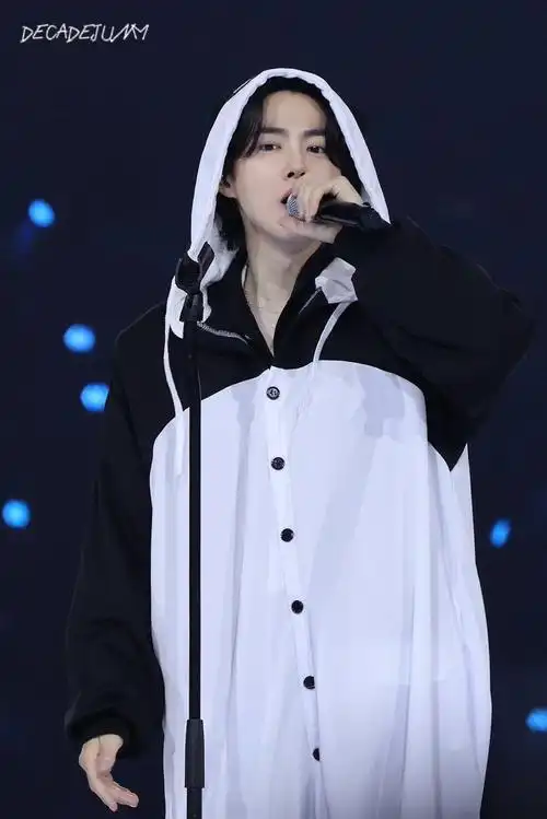 金俊勉珍贵且唯一##金俊勉帅气满分#  240414 exo十二周年见面会