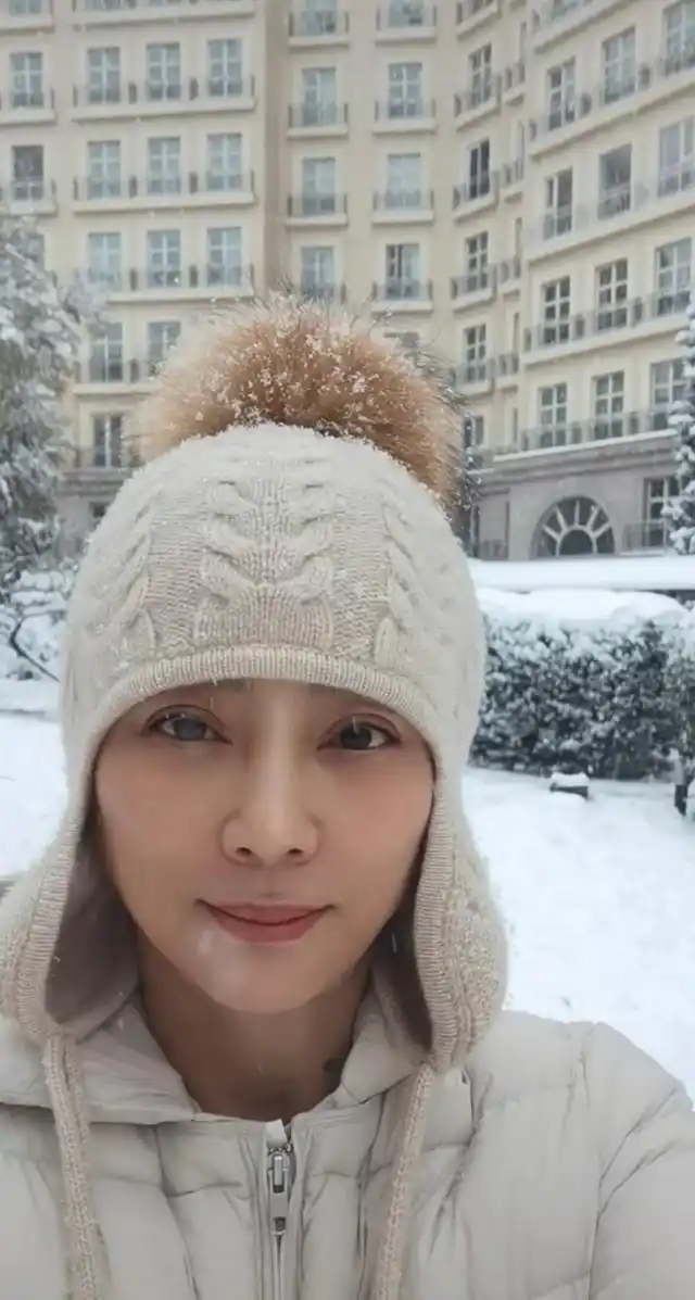 58岁李玲玉罕见素颜现身皮肤白皙紧致似冻龄与富商丈夫生活惬意