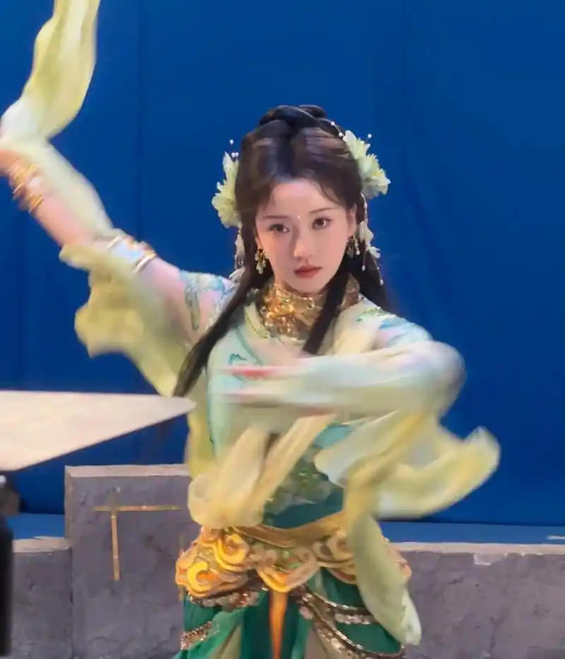 姜贞羽红色古装