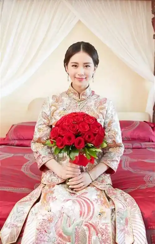 刘诗诗结婚当天穿的龙凤褂