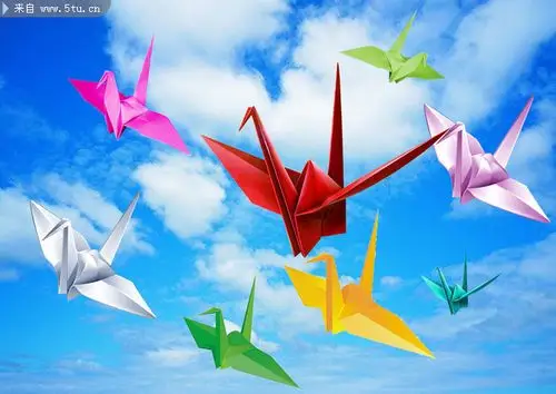 蓝天白云背景,主题为千纸鹤素材,可用作千纸鹤的图片,清新,天空,白云