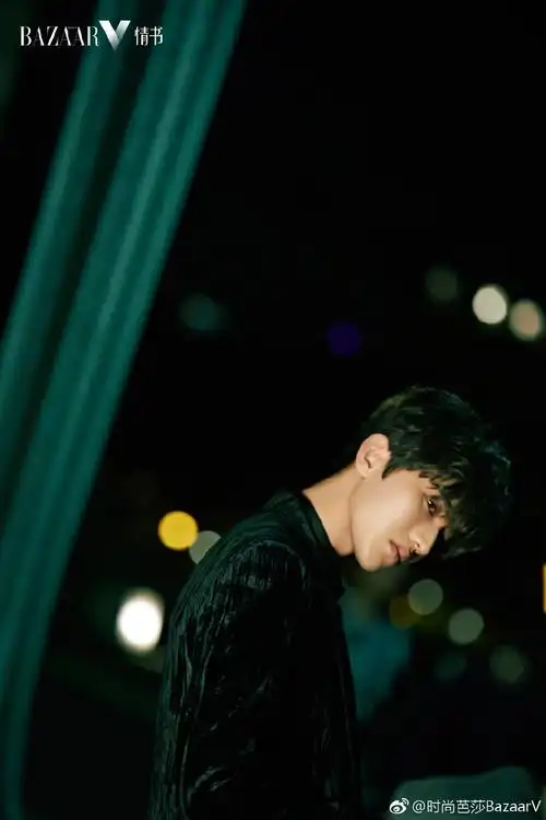时尚芭莎再曝蔡徐坤侧颜美照每一张都足够作为电影海报