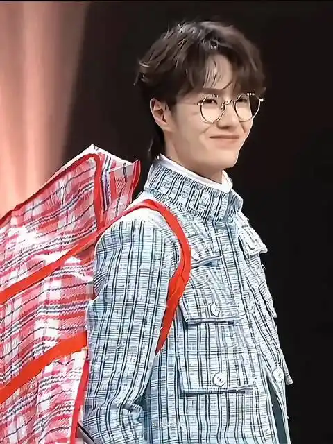 王一博香奈儿品牌形象大使#我说金丝眼镜好拌盒冻魚的微博视频