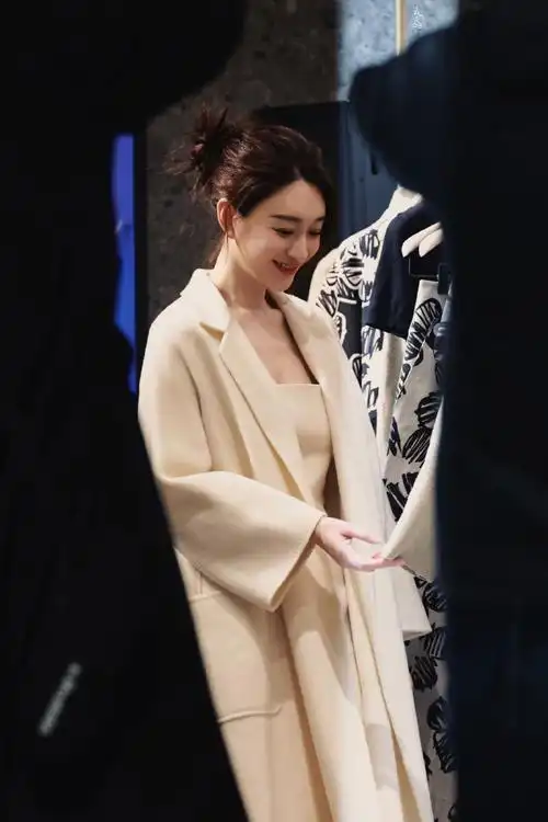 组图:李小冉穿白色大衣出席活动 白到发光气质温婉出尘_高清图集_新浪