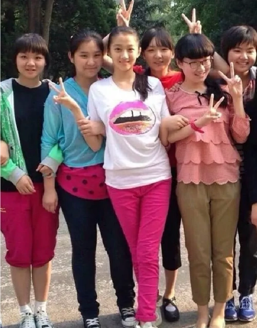 粉丝晒出关晓彤中学照,小小年纪就穿上"死亡芭比粉",一般人根本不敢