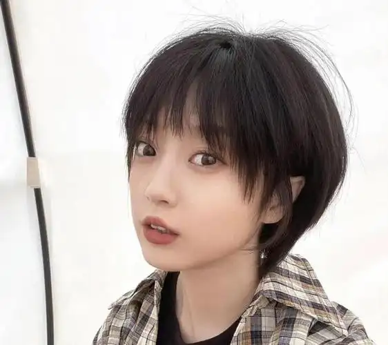 这款发型通常以自然,清新,文艺为特点,给人一种干净利落又不失温柔的